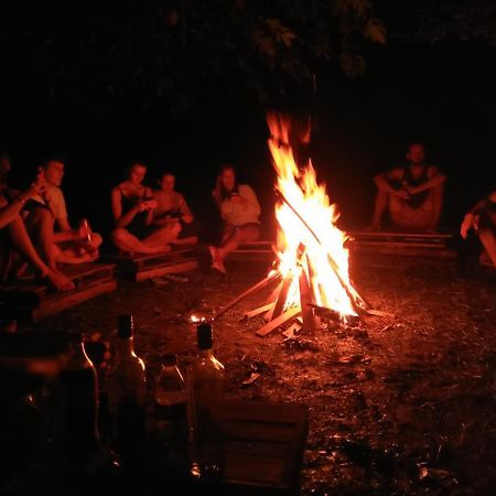 One More Night Hostel سيغيرِيا المظهر الخارجي الصورة
